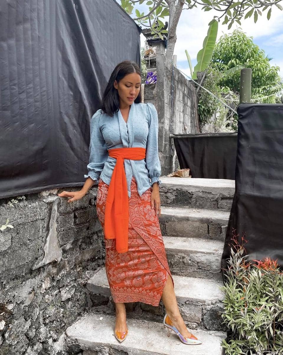 SnapInsta.to_278789052_174938131553047_1795167407647677638_n.jpg, 1. Berbalut setelan blazer dan celana monogram dari Gucci, Patricia tampilkan gaya androgini yang dipadukan kemeja biru, heels dan dasi abu-abu., 2. Bergaya kasual, ia mengenakan sweater turtle neck hijau toska dipadukan celana jeans longgar light washed saat berpose di depan kedai popcorn unik., 3. Merayakan Hari Kartini, Patricia mengenakan kebaya Bali dengan kain songket warna oranye yang serasi dengan selendangnya serta kebaya biru muda., 4. Bergaya edgy, ia pakai outfit serba hitam dengan dress potongan asimetris dipadukan oversize blazer dan kacamata hitam. , 5. Membagikan foto saat dilamar, ia mengenakan long sleeve putih dan celana dipadukan scarf dan kacamata yang cocok dengan latar nuansa safari.