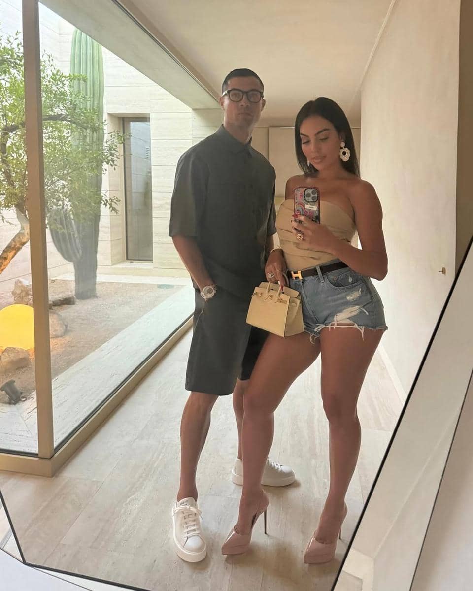 SnapInsta.to_453768404_915803857023661_1859919698944503171_n.jpg, 1. Mirror selfie dengan gaya kasual, keduanya seperti ikon fashion yang memamerkan gaya santai tapi tetap stylish saat liburan., 2. Berpose bersama saat menikmati pemandangan di sebuah kapal, Georgina dan Ronaldo tampil effortless dengan jaket zip serta celana pendek dan topi., 3. Menikmati momen saat berenang di laut, Georgina pakai bikini hitam yang serasi dengan Ronaldo yang mengenakan celana renang hitam., 4. Menemani sang kekasih di acara presscon, Georgina tampil memukau dengan dress hitam dan perhiasan bernuansa white gold. , 5. Hadiri acara di yacht, keduanya tampil serasi. Ronaldo pakai suit warna cokelat dengan kemeja putih sementara Georgina andalkan dress putih senada.