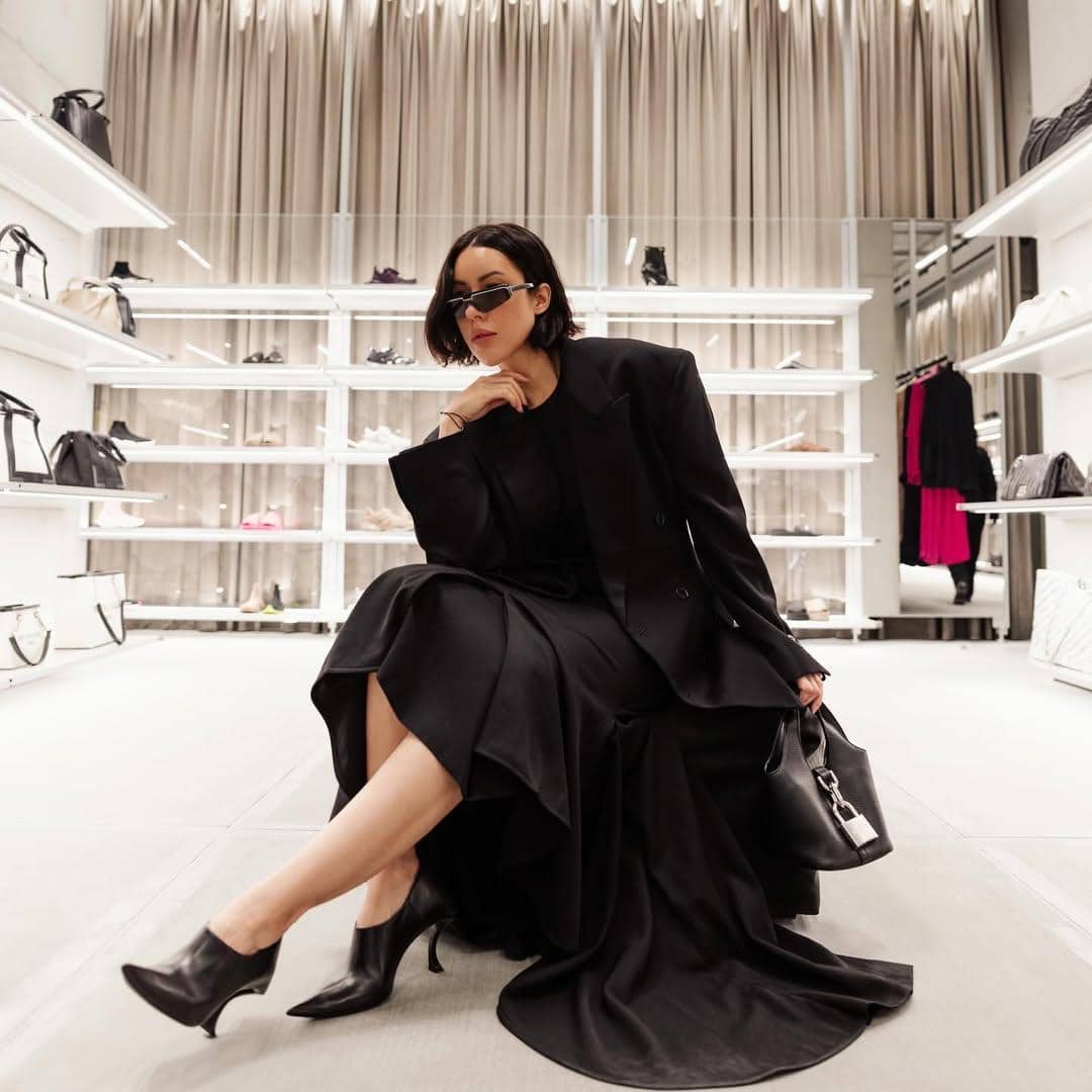 SnapInsta.to_429326635_684460736965917_6751436078522281819_n.jpg, 1. Berbalut setelan blazer dan celana monogram dari Gucci, Patricia tampilkan gaya androgini yang dipadukan kemeja biru, heels dan dasi abu-abu., 2. Bergaya kasual, ia mengenakan sweater turtle neck hijau toska dipadukan celana jeans longgar light washed saat berpose di depan kedai popcorn unik., 3. Merayakan Hari Kartini, Patricia mengenakan kebaya Bali dengan kain songket warna oranye yang serasi dengan selendangnya serta kebaya biru muda., 4. Bergaya edgy, ia pakai outfit serba hitam dengan dress potongan asimetris dipadukan oversize blazer dan kacamata hitam. , 5. Membagikan foto saat dilamar, ia mengenakan long sleeve putih dan celana dipadukan scarf dan kacamata yang cocok dengan latar nuansa safari.