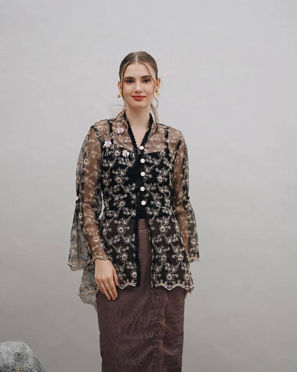 instagram.com:jaleela.id.jpg, 1. Kebaya Encim, 2. Kebaya Kutubaru, 3. Kebaya Kartini, 4. Kebaya Lengan Lonceng, 5. Kebaya Bali