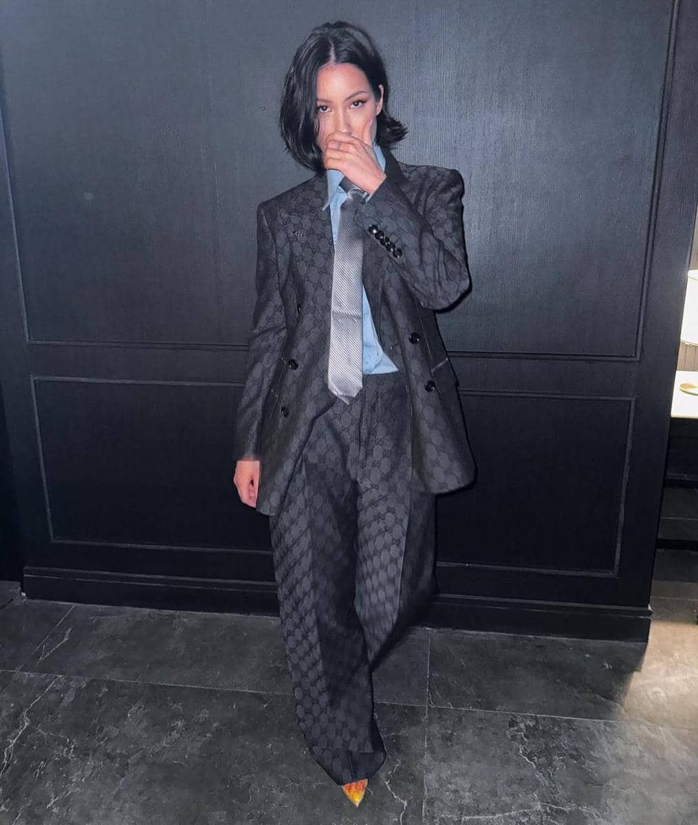 SnapInsta.to_470038311_18475452526038431_1364851788059598720_n.jpg, 1. Berbalut setelan blazer dan celana monogram dari Gucci, Patricia tampilkan gaya androgini yang dipadukan kemeja biru, heels dan dasi abu-abu., 2. Bergaya kasual, ia mengenakan sweater turtle neck hijau toska dipadukan celana jeans longgar light washed saat berpose di depan kedai popcorn unik., 3. Merayakan Hari Kartini, Patricia mengenakan kebaya Bali dengan kain songket warna oranye yang serasi dengan selendangnya serta kebaya biru muda., 4. Bergaya edgy, ia pakai outfit serba hitam dengan dress potongan asimetris dipadukan oversize blazer dan kacamata hitam. , 5. Membagikan foto saat dilamar, ia mengenakan long sleeve putih dan celana dipadukan scarf dan kacamata yang cocok dengan latar nuansa safari.