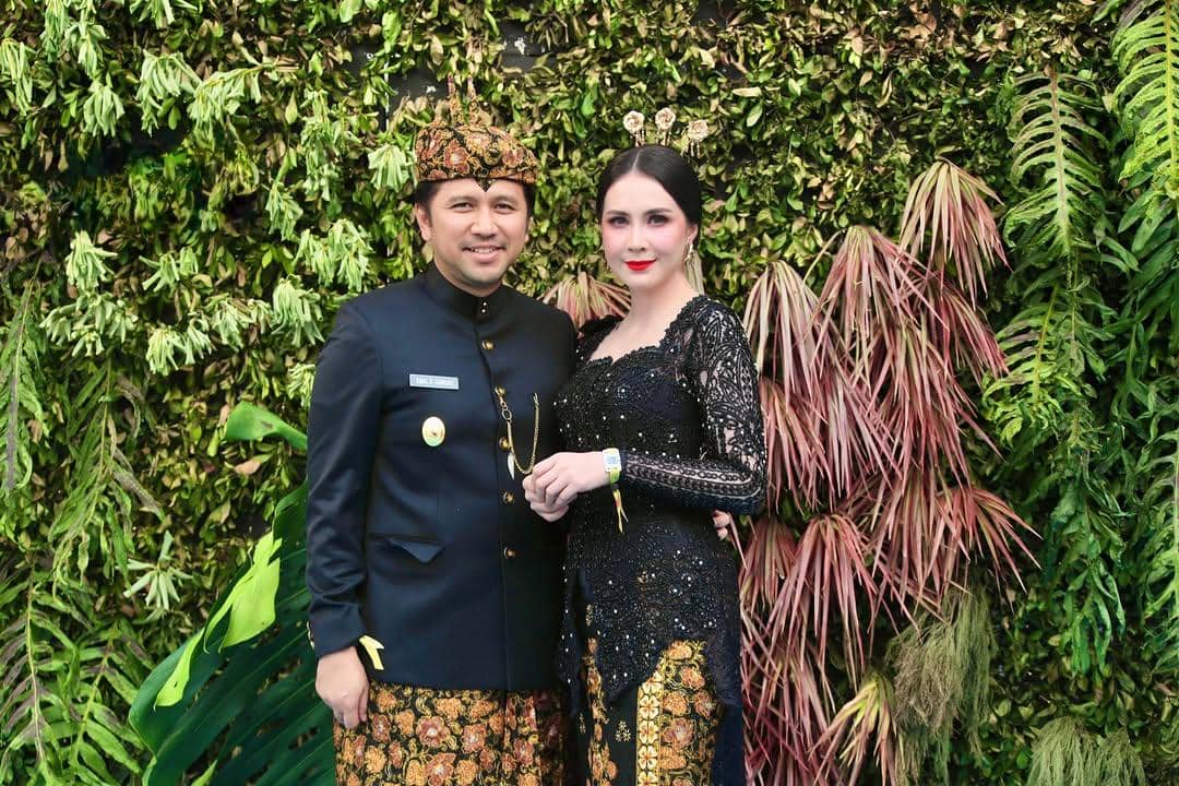 SnapInsta.to_536105105_18475783810075332_1843149214055977641_n.jpg, 1. Keturunan Indo-Jerman, Arumi Bachsin bersama suami kompak dengan busana tradisional bernuansa hitam saat upacara penurunan bendera., 2. Celine Evangelista yang memiliki darah blasteran Italia pakai kebaya beluduru hitam dengan aksen kupu-kupu dipadukan hijab pink dan headpiece., 3. Aktor blasteran Jerman, Nicholas Saputra, datang ke Istana Merdeka mengenakan pakaian adat melayu dengan sentuhan modern bernuansa navy., 4. Nadine Chandrawinata ikut merayakan HUT RI bersama putrinya mengenakan outfit nuansa merah putih saat memeriahkan lomba., 5. Aktris blasteran Inggris, Wulan Guritno hadiri upacara pengibaran bendera pakai kebaya modern warna maroon dipadukan kain batik senada.