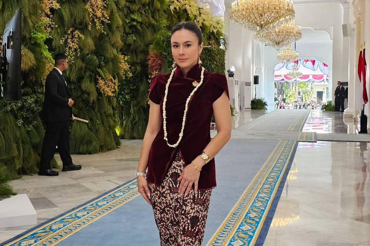 68a175a31b15c.jpg, 1. Keturunan Indo-Jerman, Arumi Bachsin bersama suami kompak dengan busana tradisional bernuansa hitam saat upacara penurunan bendera., 2. Celine Evangelista yang memiliki darah blasteran Italia pakai kebaya beluduru hitam dengan aksen kupu-kupu dipadukan hijab pink dan headpiece., 3. Aktor blasteran Jerman, Nicholas Saputra, datang ke Istana Merdeka mengenakan pakaian adat melayu dengan sentuhan modern bernuansa navy., 4. Nadine Chandrawinata ikut merayakan HUT RI bersama putrinya mengenakan outfit nuansa merah putih saat memeriahkan lomba., 5. Aktris blasteran Inggris, Wulan Guritno hadiri upacara pengibaran bendera pakai kebaya modern warna maroon dipadukan kain batik senada.