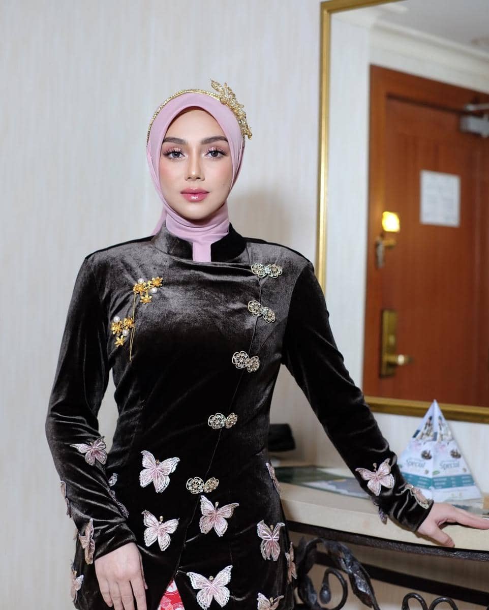 SnapInsta.to_535854533_18313063999210259_7661784341429545748_n.jpg, 1. Keturunan Indo-Jerman, Arumi Bachsin bersama suami kompak dengan busana tradisional bernuansa hitam saat upacara penurunan bendera., 2. Celine Evangelista yang memiliki darah blasteran Italia pakai kebaya beluduru hitam dengan aksen kupu-kupu dipadukan hijab pink dan headpiece., 3. Aktor blasteran Jerman, Nicholas Saputra, datang ke Istana Merdeka mengenakan pakaian adat melayu dengan sentuhan modern bernuansa navy., 4. Nadine Chandrawinata ikut merayakan HUT RI bersama putrinya mengenakan outfit nuansa merah putih saat memeriahkan lomba., 5. Aktris blasteran Inggris, Wulan Guritno hadiri upacara pengibaran bendera pakai kebaya modern warna maroon dipadukan kain batik senada.