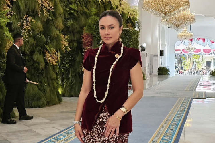 Untitled design.png, 1. Keturunan Indo-Jerman, Arumi Bachsin bersama suami kompak dengan busana tradisional bernuansa hitam saat upacara penurunan bendera., 2. Celine Evangelista yang memiliki darah blasteran Italia pakai kebaya beluduru hitam dengan aksen kupu-kupu dipadukan hijab pink dan headpiece., 3. Aktor blasteran Jerman, Nicholas Saputra, datang ke Istana Merdeka mengenakan pakaian adat melayu dengan sentuhan modern bernuansa navy., 4. Nadine Chandrawinata ikut merayakan HUT RI bersama putrinya mengenakan outfit nuansa merah putih saat memeriahkan lomba., 5. Aktris blasteran Inggris, Wulan Guritno hadiri upacara pengibaran bendera pakai kebaya modern warna maroon dipadukan kain batik senada.