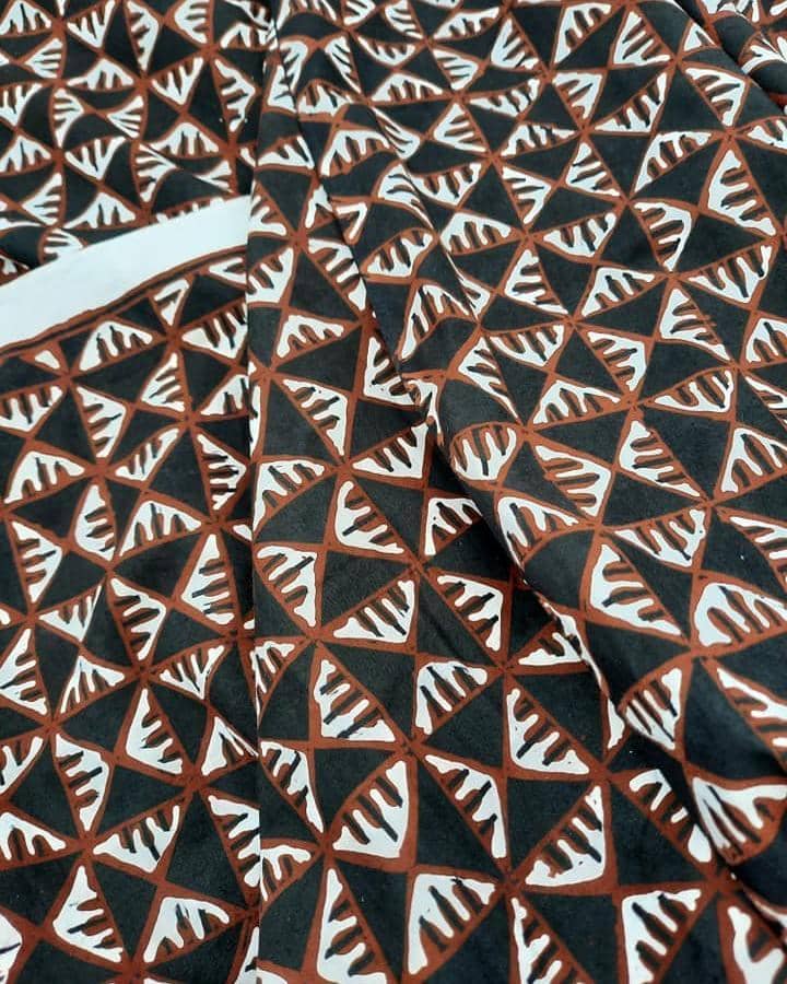 instagram.com:batiknitikwundri.jpg, 1. Motif Batik Berasal dari Jawa, 2. Arti Kata dan Filosofi Batik Slobog, 3. Pantang Dipakai Saat Pernikahan atau Syukuran, 4. Ciri Khas Motif Batik Slobog, 5. Batik Motif Slobog, Tak Hanya Tentang Kematian