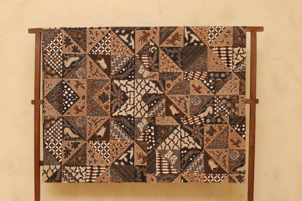 surakarta.pro.jpg, 1. Motif Batik Berasal dari Jawa, 2. Arti Kata dan Filosofi Batik Slobog, 3. Pantang Dipakai Saat Pernikahan atau Syukuran, 4. Ciri Khas Motif Batik Slobog, 5. Batik Motif Slobog, Tak Hanya Tentang Kematian