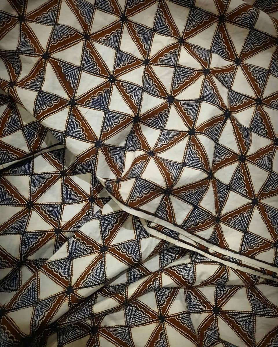instagram.com:abdul_sy_batik_taman_lumbini.jpg, 1. Motif Batik Berasal dari Jawa, 2. Arti Kata dan Filosofi Batik Slobog, 3. Pantang Dipakai Saat Pernikahan atau Syukuran, 4. Ciri Khas Motif Batik Slobog, 5. Batik Motif Slobog, Tak Hanya Tentang Kematian