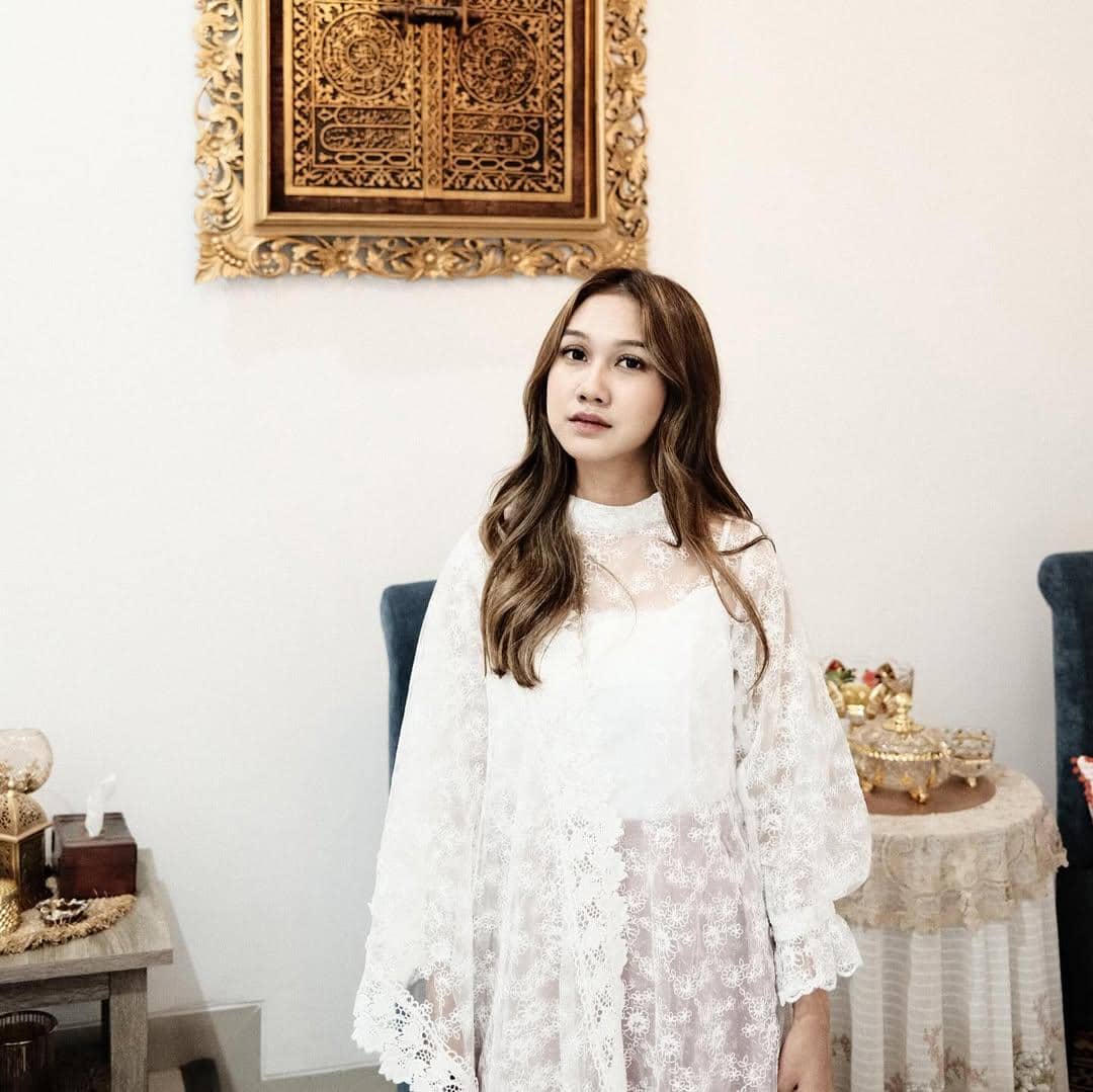 SnapInsta.to_435763006_18428740522054716_8070071756667616590_n.jpg, 1. Gaya Raissa Ramadhani saat mengenakan kebaya bernuansa hitam putih makin lengkap dengan padu padan kain batik yang senada., 2. Mix and match dress berbahan mesh dengan sepatu sneakers seperti gaya Raissa Ramadhani kali ini juga bisa kamu tiru AlongWalker! , 3. Raissa memilih dress pendek berwarna putih dengan siluet longgar saat menikmati pemandangan pantai yang tenang., 4. Padu padan atasan lengan panjang hitam dengan rok warna nude serta sneakers pink jadi andalannya saat berpose candid di sebuah kafe., 5. Potret gaya Raissa saat momen lebaran mengenakan outer putih berbahan lace dengan dalaman yang senada serta bawahan warna pink.