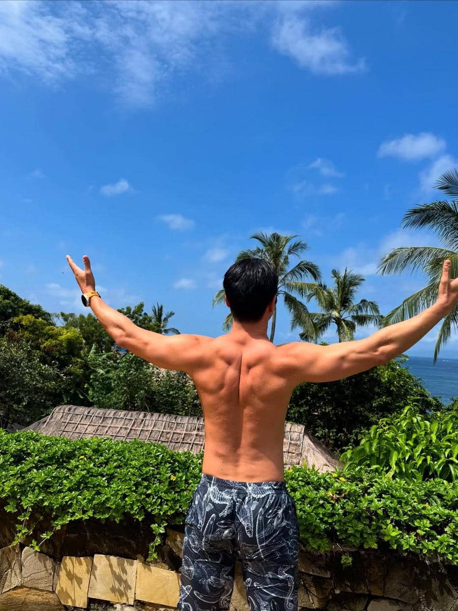 SnapInsta.to_527459317_18524301655043701_1594290665357432673_n.jpg, 1. Menikmati momen santai di pantai, Siwon pakai kemeja biru muda dipadukan celana pendek warna putih serta kacamata lensa biru., 2. Siwon berpose di kamar hotel mengenakan kaos polo warna merah dengan celana pendek serta Birkenstock Zürich sandal., 3. Siwon berpose topless dengan celana pendek saat menikmati pemandangan yang memukau di rooftop resort yang ditinggalinya., 4. Kali ini ia memadukan kemeja putih dan celana pendek saat menikmati pemandangan di rooftop. Siwon juga memakai signet ring di jari kelingkingnya., 5. Melihat pemandangan laut dengan menaiki boat, Siwon bergaya kasual padu padankan kemeja pink dan celana panjang warna putih.