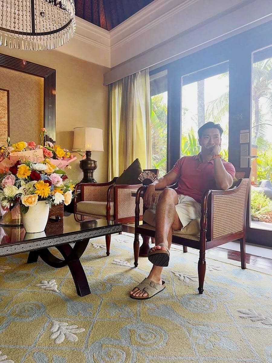 SnapInsta.to_526386502_18523925206043701_7229219112816684343_n.jpg, 1. Menikmati momen santai di pantai, Siwon pakai kemeja biru muda dipadukan celana pendek warna putih serta kacamata lensa biru., 2. Siwon berpose di kamar hotel mengenakan kaos polo warna merah dengan celana pendek serta Birkenstock Zürich sandal., 3. Siwon berpose topless dengan celana pendek saat menikmati pemandangan yang memukau di rooftop resort yang ditinggalinya., 4. Kali ini ia memadukan kemeja putih dan celana pendek saat menikmati pemandangan di rooftop. Siwon juga memakai signet ring di jari kelingkingnya., 5. Melihat pemandangan laut dengan menaiki boat, Siwon bergaya kasual padu padankan kemeja pink dan celana panjang warna putih.