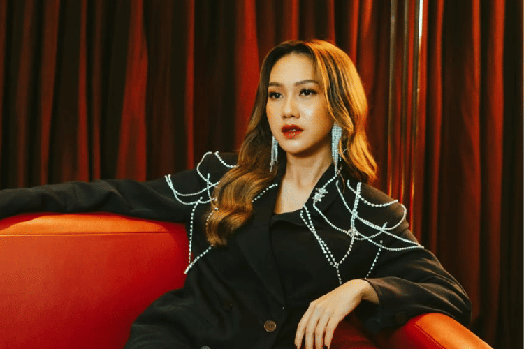 Untitled design (2).png, 1. Gaya Raissa Ramadhani saat mengenakan kebaya bernuansa hitam putih makin lengkap dengan padu padan kain batik yang senada., 2. Mix and match dress berbahan mesh dengan sepatu sneakers seperti gaya Raissa Ramadhani kali ini juga bisa kamu tiru AlongWalker! , 3. Raissa memilih dress pendek berwarna putih dengan siluet longgar saat menikmati pemandangan pantai yang tenang., 4. Padu padan atasan lengan panjang hitam dengan rok warna nude serta sneakers pink jadi andalannya saat berpose candid di sebuah kafe., 5. Potret gaya Raissa saat momen lebaran mengenakan outer putih berbahan lace dengan dalaman yang senada serta bawahan warna pink.