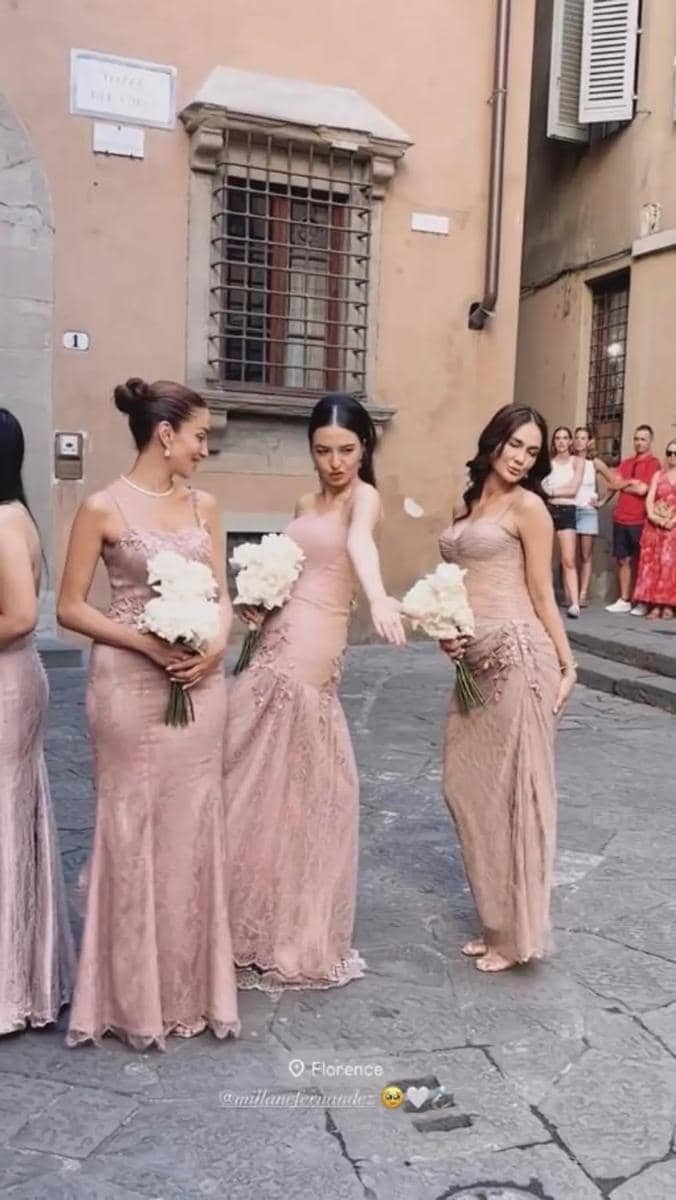 1_89f05e9d-8acf-4e04-b7a8-43682f8e0be9.jpg, 1. Luna Maya hadir sebagai salah satu bridesmaids di pernikahan Millane Fernandez yang digelar di Italia. Ia pakai dress bernuansa dusty pink., 2. Gaun tersebut memiliki korset fit body yang menonjolkan siluet ramping. Ada detail kerutan di bagian pinggang dengan aksen lace sebagai layer. , 3. Para bridesmaids pengantin juga kompak mengenakan lace robe yang dipadukan dengan slip dress berbahan satin warna gold, termasuk Luna Maya., 4. Dengan tatanan rambut wavy, Luna Maya tampak cantik dan glowing saat mengenakan robe dan dress satin warna gold yang memancarkan auranya., 5. Sejumlah sahabat diundang ke Italia untuk menjadi bridesmaids termasuk Luna Maya dan Raline Shah yang berpose bersama pengantin.