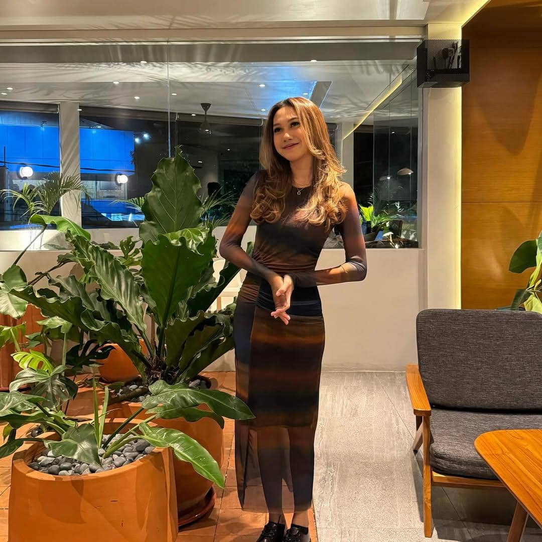 SnapInsta.to_430919701_18417835705054716_2578644838796481588_n.jpg, 1. Gaya Raissa Ramadhani saat mengenakan kebaya bernuansa hitam putih makin lengkap dengan padu padan kain batik yang senada., 2. Mix and match dress berbahan mesh dengan sepatu sneakers seperti gaya Raissa Ramadhani kali ini juga bisa kamu tiru AlongWalker! , 3. Raissa memilih dress pendek berwarna putih dengan siluet longgar saat menikmati pemandangan pantai yang tenang., 4. Padu padan atasan lengan panjang hitam dengan rok warna nude serta sneakers pink jadi andalannya saat berpose candid di sebuah kafe., 5. Potret gaya Raissa saat momen lebaran mengenakan outer putih berbahan lace dengan dalaman yang senada serta bawahan warna pink.