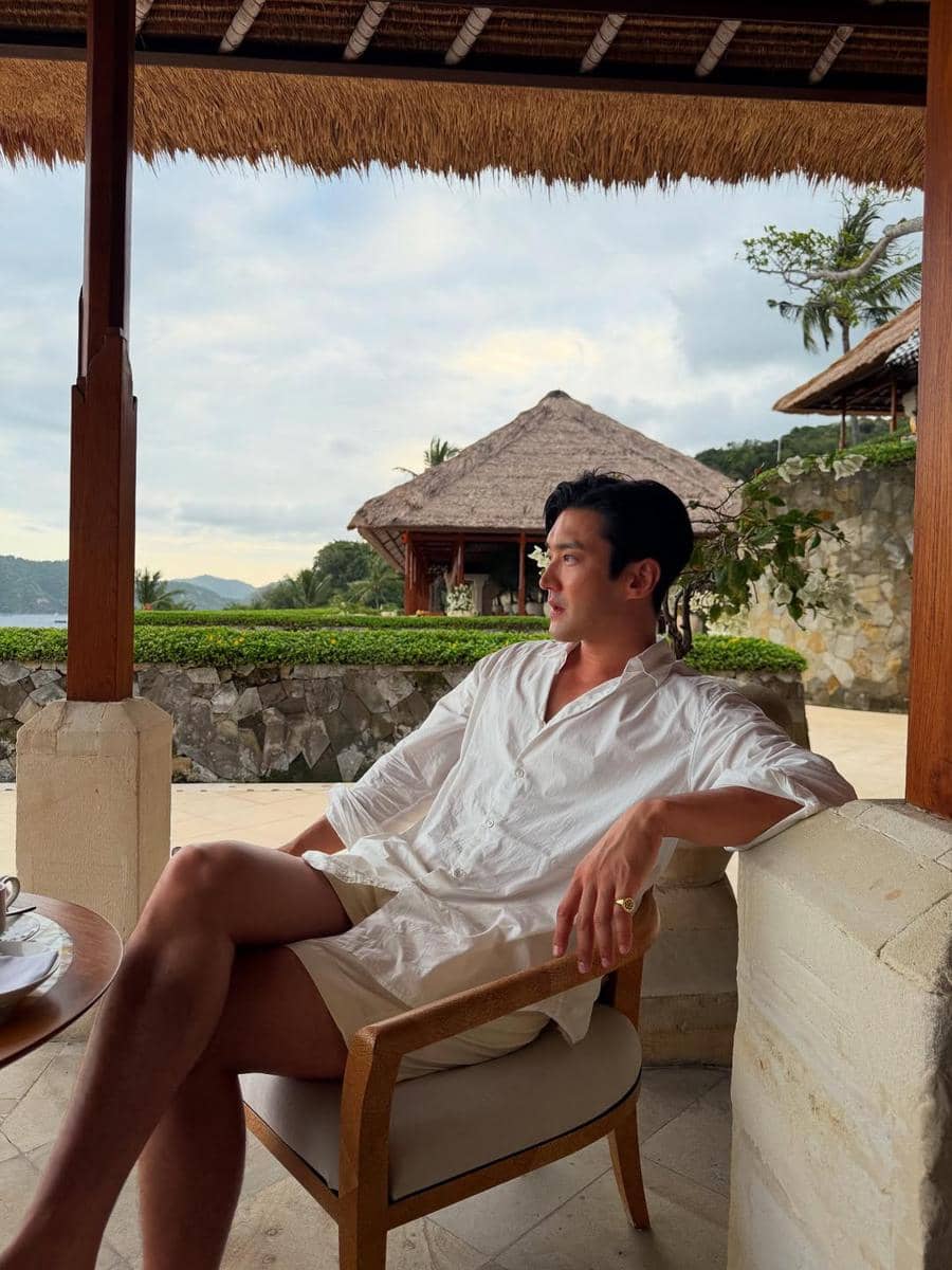 SnapInsta.to_526673763_18524301535043701_6855338864856699116_n.jpg, 1. Menikmati momen santai di pantai, Siwon pakai kemeja biru muda dipadukan celana pendek warna putih serta kacamata lensa biru., 2. Siwon berpose di kamar hotel mengenakan kaos polo warna merah dengan celana pendek serta Birkenstock Zürich sandal., 3. Siwon berpose topless dengan celana pendek saat menikmati pemandangan yang memukau di rooftop resort yang ditinggalinya., 4. Kali ini ia memadukan kemeja putih dan celana pendek saat menikmati pemandangan di rooftop. Siwon juga memakai signet ring di jari kelingkingnya., 5. Melihat pemandangan laut dengan menaiki boat, Siwon bergaya kasual padu padankan kemeja pink dan celana panjang warna putih.