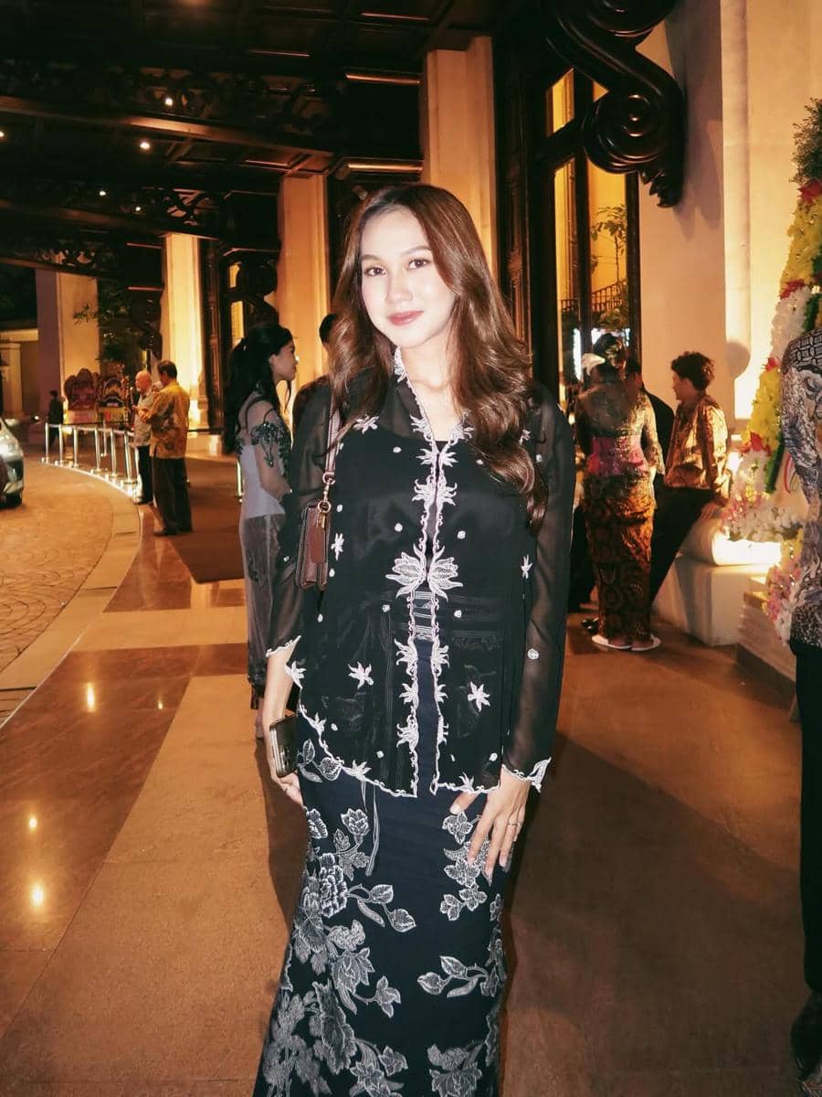 SnapInsta.to_516458440_18515774263054716_5652004349301036709_n.jpg, 1. Gaya Raissa Ramadhani saat mengenakan kebaya bernuansa hitam putih makin lengkap dengan padu padan kain batik yang senada., 2. Mix and match dress berbahan mesh dengan sepatu sneakers seperti gaya Raissa Ramadhani kali ini juga bisa kamu tiru AlongWalker! , 3. Raissa memilih dress pendek berwarna putih dengan siluet longgar saat menikmati pemandangan pantai yang tenang., 4. Padu padan atasan lengan panjang hitam dengan rok warna nude serta sneakers pink jadi andalannya saat berpose candid di sebuah kafe., 5. Potret gaya Raissa saat momen lebaran mengenakan outer putih berbahan lace dengan dalaman yang senada serta bawahan warna pink.