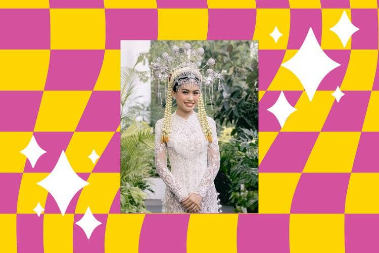 Untitled design - 2025-08-11T143054.920.jpg, 1. Namira Adjani menggunakan kebaya putih dengan detail di bagian pinggul terinspirasi dari Kembang Kelapa yang menjadi ciri khas budaya Betawi., 2. Kembang Kelapa memiliki nilai filosofi sebagai lambang kemakmuran dan simbol kehidupan manusia yang bermanfaat, 3. Didiet Maulana juga memberikan aksen rumbai pada bagian dada yang membuat kebaya terlihat semakin menarik., 4. Namira Adjani menggunakan kain batik yang senasa dengan sang suami., 5. Sebagai sentuhan terakhir, Namira Adjani menggunakan headpiece lengkap dengan tusuk konde dan ronce melati