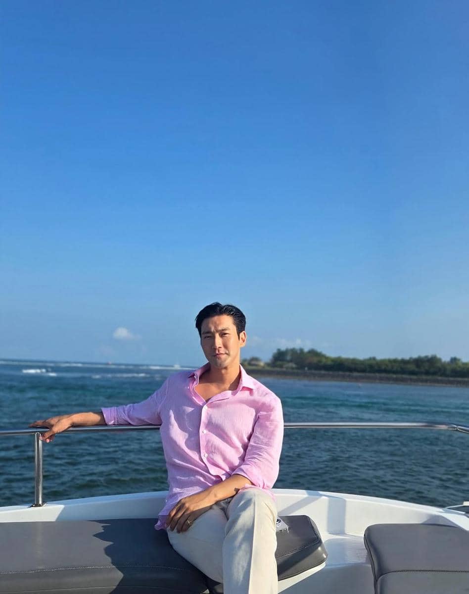 SnapInsta.to_528269049_18525004798043701_2549853907379975964_n.jpg, 1. Menikmati momen santai di pantai, Siwon pakai kemeja biru muda dipadukan celana pendek warna putih serta kacamata lensa biru., 2. Siwon berpose di kamar hotel mengenakan kaos polo warna merah dengan celana pendek serta Birkenstock Zürich sandal., 3. Siwon berpose topless dengan celana pendek saat menikmati pemandangan yang memukau di rooftop resort yang ditinggalinya., 4. Kali ini ia memadukan kemeja putih dan celana pendek saat menikmati pemandangan di rooftop. Siwon juga memakai signet ring di jari kelingkingnya., 5. Melihat pemandangan laut dengan menaiki boat, Siwon bergaya kasual padu padankan kemeja pink dan celana panjang warna putih.