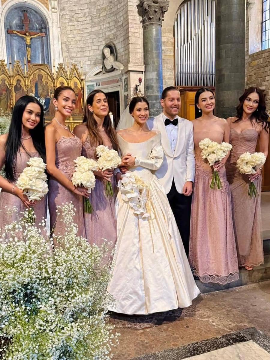 SnapInsta.to_529686570_18093247732646342_1145226418970250489_n.jpg, 1. Luna Maya hadir sebagai salah satu bridesmaids di pernikahan Millane Fernandez yang digelar di Italia. Ia pakai dress bernuansa dusty pink., 2. Gaun tersebut memiliki korset fit body yang menonjolkan siluet ramping. Ada detail kerutan di bagian pinggang dengan aksen lace sebagai layer. , 3. Para bridesmaids pengantin juga kompak mengenakan lace robe yang dipadukan dengan slip dress berbahan satin warna gold, termasuk Luna Maya., 4. Dengan tatanan rambut wavy, Luna Maya tampak cantik dan glowing saat mengenakan robe dan dress satin warna gold yang memancarkan auranya., 5. Sejumlah sahabat diundang ke Italia untuk menjadi bridesmaids termasuk Luna Maya dan Raline Shah yang berpose bersama pengantin.