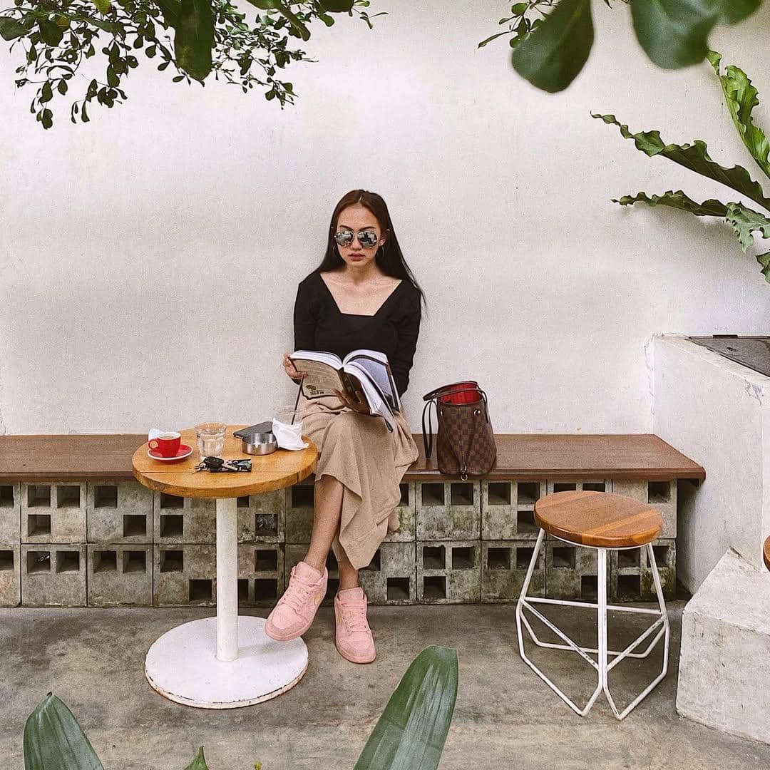 SnapInsta.to_118375095_123914522442146_2872150543976086455_n.jpg, 1. Gaya Raissa Ramadhani saat mengenakan kebaya bernuansa hitam putih makin lengkap dengan padu padan kain batik yang senada., 2. Mix and match dress berbahan mesh dengan sepatu sneakers seperti gaya Raissa Ramadhani kali ini juga bisa kamu tiru AlongWalker! , 3. Raissa memilih dress pendek berwarna putih dengan siluet longgar saat menikmati pemandangan pantai yang tenang., 4. Padu padan atasan lengan panjang hitam dengan rok warna nude serta sneakers pink jadi andalannya saat berpose candid di sebuah kafe., 5. Potret gaya Raissa saat momen lebaran mengenakan outer putih berbahan lace dengan dalaman yang senada serta bawahan warna pink.