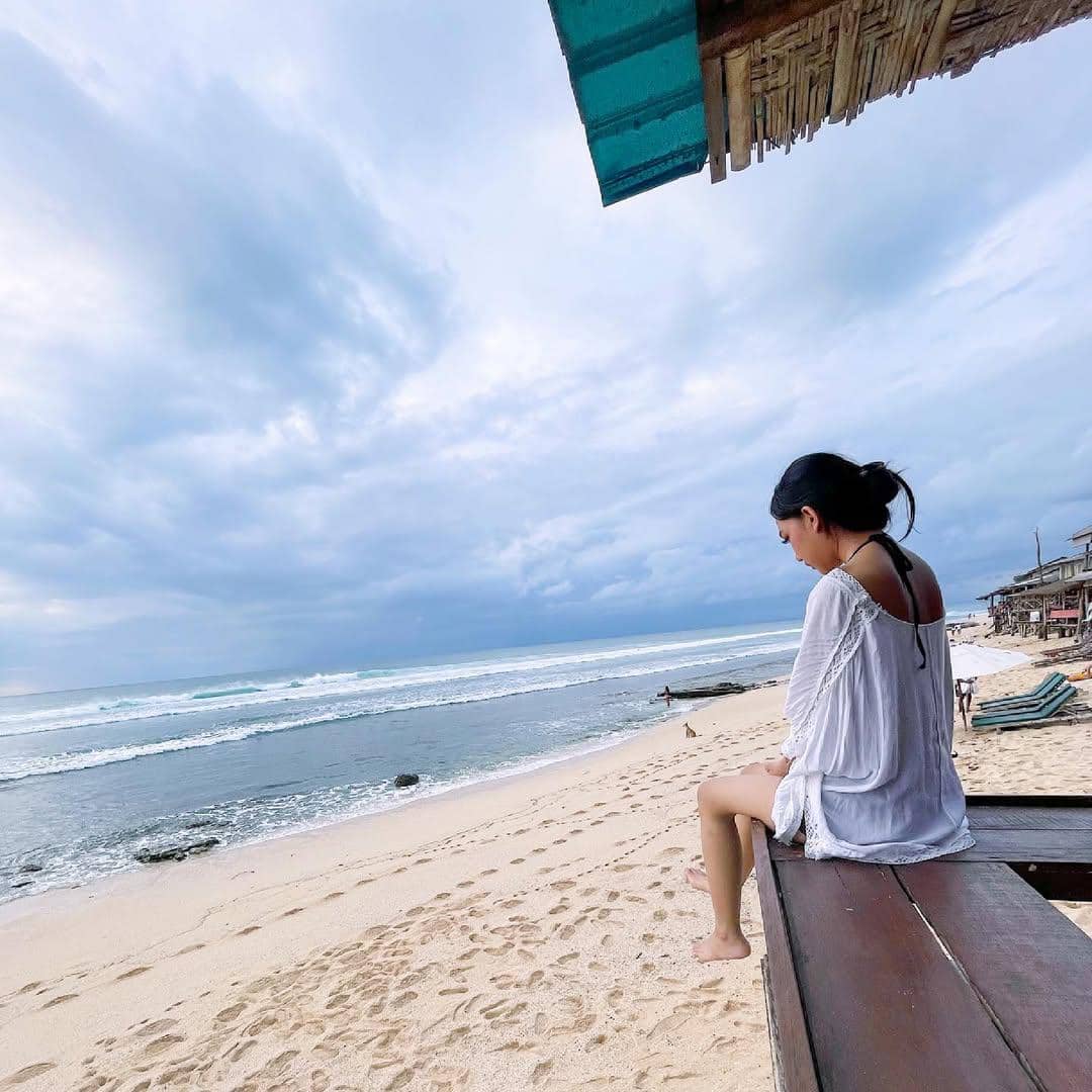 SnapInsta.to_205982368_514408393132945_644002010571212661_n.jpg, 1. Gaya Raissa Ramadhani saat mengenakan kebaya bernuansa hitam putih makin lengkap dengan padu padan kain batik yang senada., 2. Mix and match dress berbahan mesh dengan sepatu sneakers seperti gaya Raissa Ramadhani kali ini juga bisa kamu tiru AlongWalker! , 3. Raissa memilih dress pendek berwarna putih dengan siluet longgar saat menikmati pemandangan pantai yang tenang., 4. Padu padan atasan lengan panjang hitam dengan rok warna nude serta sneakers pink jadi andalannya saat berpose candid di sebuah kafe., 5. Potret gaya Raissa saat momen lebaran mengenakan outer putih berbahan lace dengan dalaman yang senada serta bawahan warna pink.