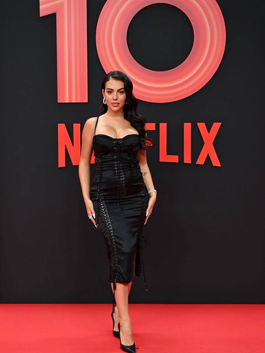 SnapInsta.to_503804176_18502436287066587_8984519385387910975_n.jpg, 1. Jadi salah satu tamu undangan Met Gala, Georgina mengenakan gaun satin hitam panjang dengan detail train rancangan Vetements., 2. Tunjukkan pesona balletcore sekaligus sporty, ia memadukan baju olahraga dari alo dengan stocking serta sepatu balet bernuansa pink., 3. Dengan gaya chic, Georgina tampil pede pakai strapless dress dengan rok super mini dipadukan bersama heels senada dan tas tangan pink., 4. Berpose di jalanan kota New York, gayanya tampak edgy memakai leather blazer dan stocking hitam serta kacamata yang bikin penampilannya tambah kece, 5. Georgina menunjukan pesonanya yang memukau di karpet merah dengan dress hitam beraksen kerutan dan hoop earrings sebagai pilihan aksesori.