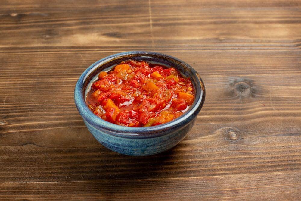 Ilustrasi sambal bawang tomat. (freepik.com/KamranAydinov), 1. Resep Sambal Bawang Ijo, 2. Resep Sambal Bawang Terasi, 3. Resep Sambal Bawang Tomat, 4. Resep Sambal Bawang Ebi, 5. Resep Sambal Bawang Jeruk Limau