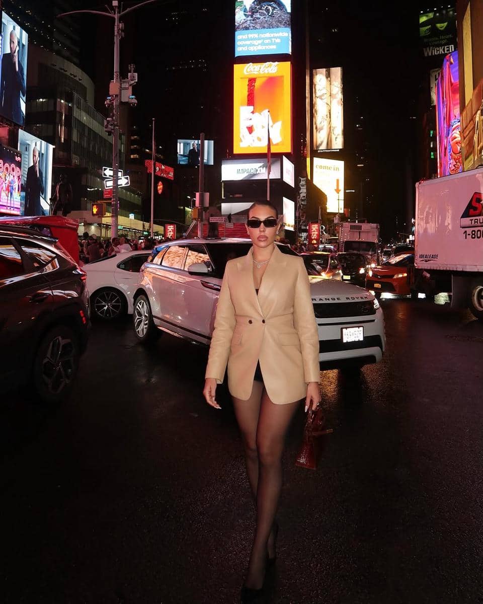 SnapInsta.to_495270163_18495571417066587_678320151622114297_n.jpg, 1. Jadi salah satu tamu undangan Met Gala, Georgina mengenakan gaun satin hitam panjang dengan detail train rancangan Vetements., 2. Tunjukkan pesona balletcore sekaligus sporty, ia memadukan baju olahraga dari alo dengan stocking serta sepatu balet bernuansa pink., 3. Dengan gaya chic, Georgina tampil pede pakai strapless dress dengan rok super mini dipadukan bersama heels senada dan tas tangan pink., 4. Berpose di jalanan kota New York, gayanya tampak edgy memakai leather blazer dan stocking hitam serta kacamata yang bikin penampilannya tambah kece, 5. Georgina menunjukan pesonanya yang memukau di karpet merah dengan dress hitam beraksen kerutan dan hoop earrings sebagai pilihan aksesori.