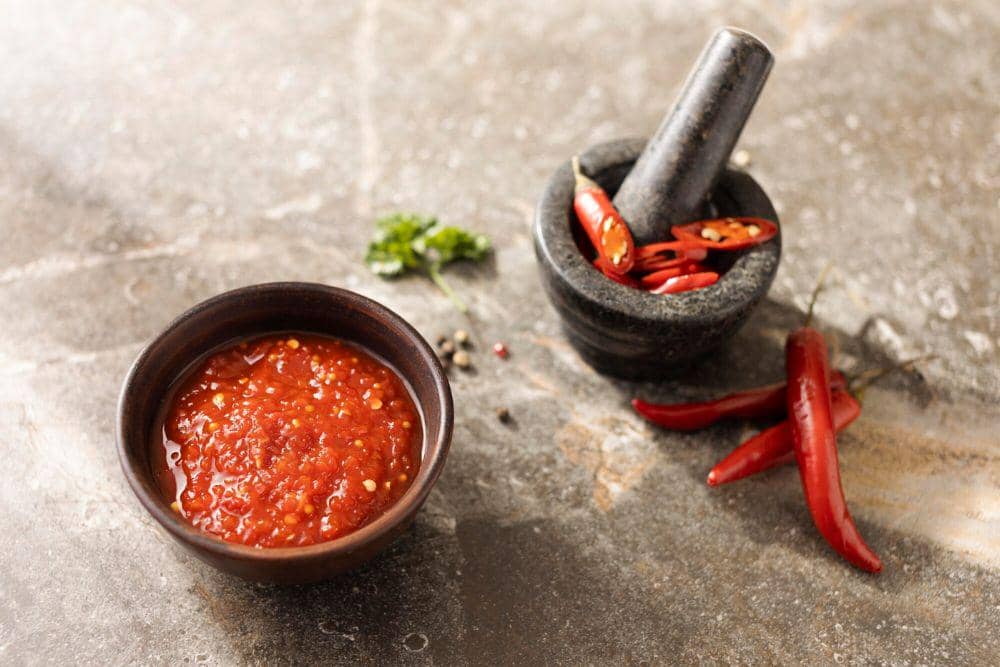 Ilustrasi sambal bawang. (freepik.com/freepik), 1. Resep Sambal Bawang Ijo, 2. Resep Sambal Bawang Terasi, 3. Resep Sambal Bawang Tomat, 4. Resep Sambal Bawang Ebi, 5. Resep Sambal Bawang Jeruk Limau