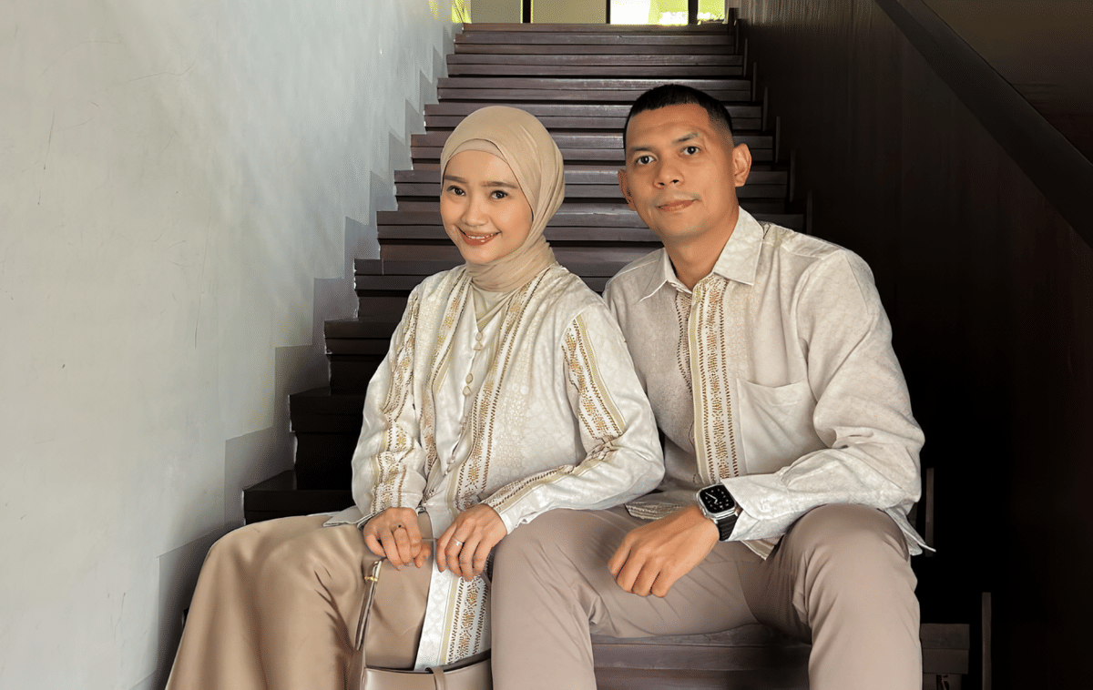 Baju kondangan couple batik nuansa krem, 1. Baju kondangan couple batik nuansa putih  , 2. Baju kondangan couple nuansa biru navy, 3. Baju kondangan couple batik nuansa hitam  , 4. Baju kondangan couple nuansa soft mauve , 5. Baju kondangan couple batik nuansa krem 