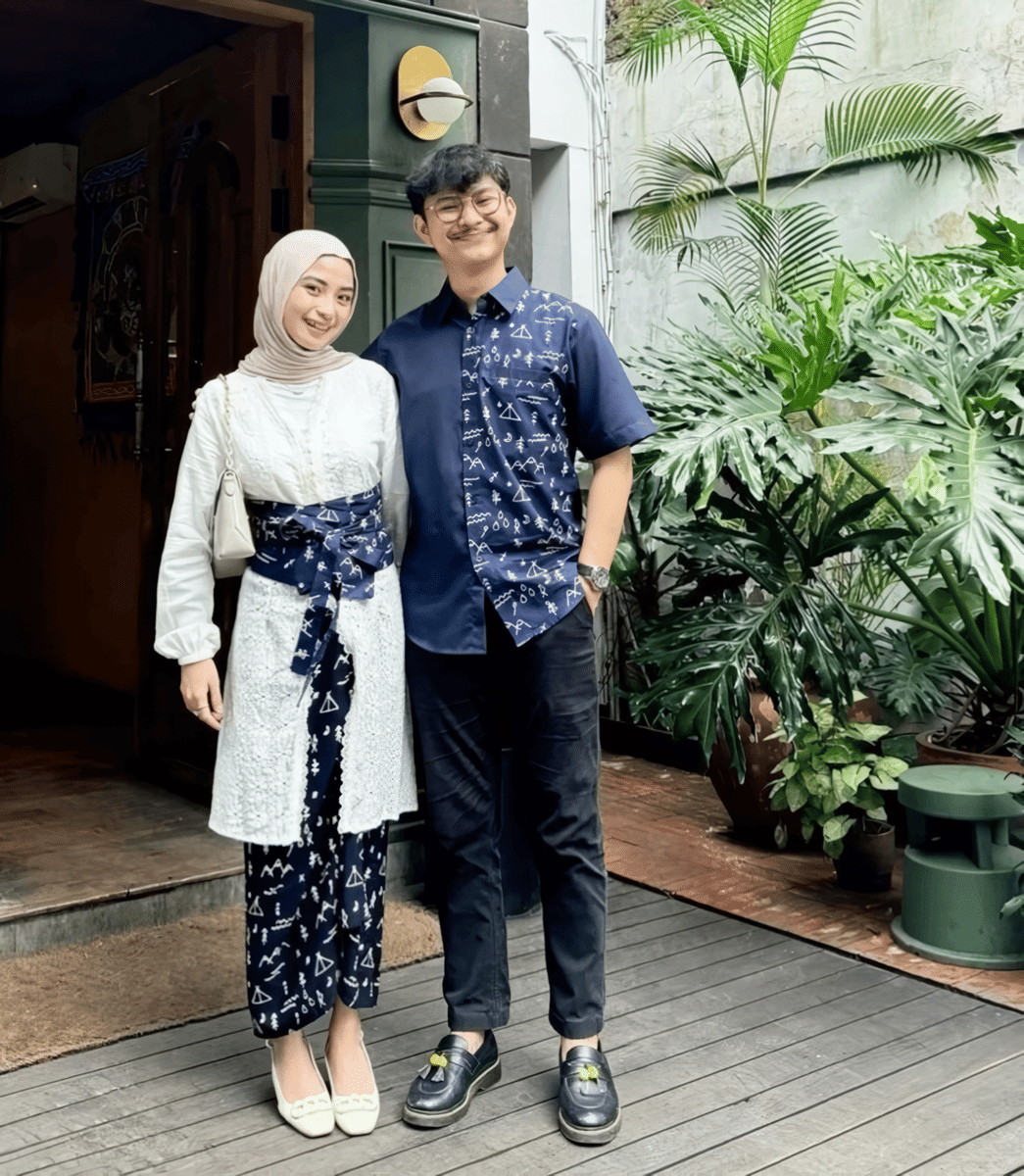 Baju kondangan couple nuansa biru navy.png, 1. Baju kondangan couple batik nuansa putih , 2. Baju kondangan couple nuansa biru navy, 3. Baju kondangan couple batik nuansa hitam , 4. Baju kondangan couple nuansa soft mauve , 5. Baju kondangan couple batik nuansa krem