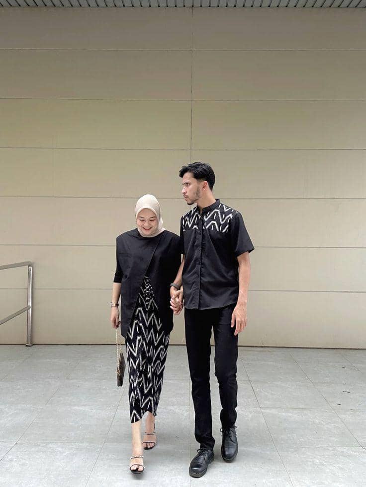 Baju kondangan couple batik nuansa hitam.jpg, 1. Baju kondangan couple batik nuansa putih , 2. Baju kondangan couple nuansa biru navy, 3. Baju kondangan couple batik nuansa hitam , 4. Baju kondangan couple nuansa soft mauve , 5. Baju kondangan couple batik nuansa krem