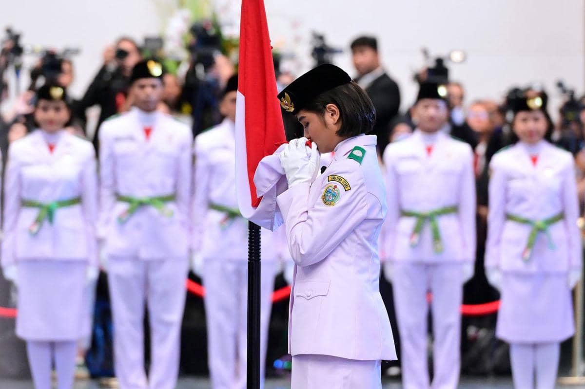 presidenri.go.id2.jpeg, 1. Bentuk Seragam, 2. Arti di Balik Berbagai Atribut Seragam Anggota Paskibraka, 3. Lambang Korps Paskibraka, 4. Filosofi Lambang Korps Paskibraka, 5. Lambang Bunga Teratai
