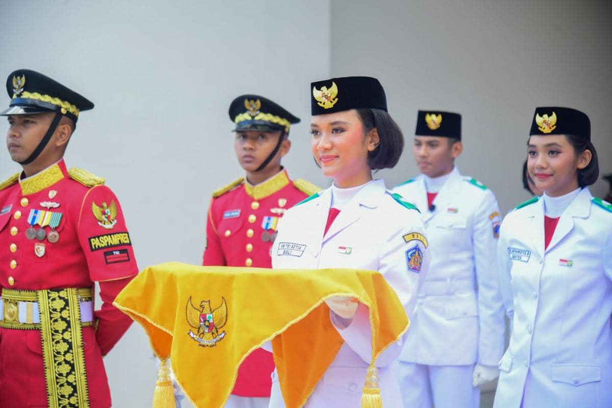 presidenri.go.id.jpeg, 1. Bentuk Seragam, 2. Arti di Balik Berbagai Atribut Seragam Anggota Paskibraka, 3. Lambang Korps Paskibraka, 4. Filosofi Lambang Korps Paskibraka, 5. Lambang Bunga Teratai