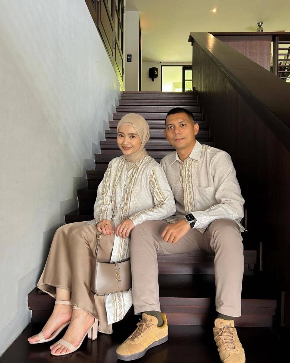 Baju kondangan couple batik nuansa krem.jpg, 1. Baju kondangan couple batik nuansa putih , 2. Baju kondangan couple nuansa biru navy, 3. Baju kondangan couple batik nuansa hitam , 4. Baju kondangan couple nuansa soft mauve , 5. Baju kondangan couple batik nuansa krem