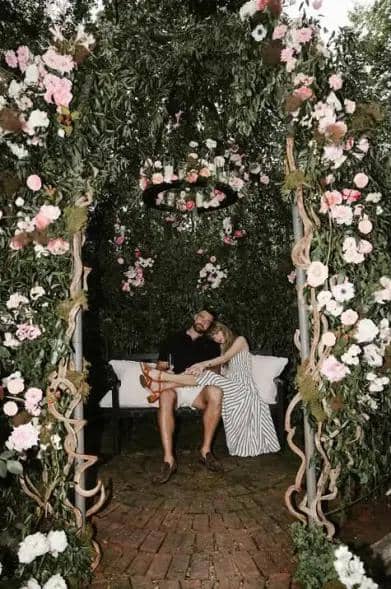 taylor-swift-travis-kelce-engagement-110108703_a85e9a.jpg, 1. Travis melamar Taylor Swift di taman bunga Missouri, 2. Desain cincin tunangan dilengkapi berlian potongan Old Mine Brilliant, 3. Travis Kelce terjun langsung dalam perancangan cincin tunangan, 4. Kisaran harga cincin tunangan Travis dan Taylor Swift, 5. Penampilan Travis dan Taylor Swift saat lamaran