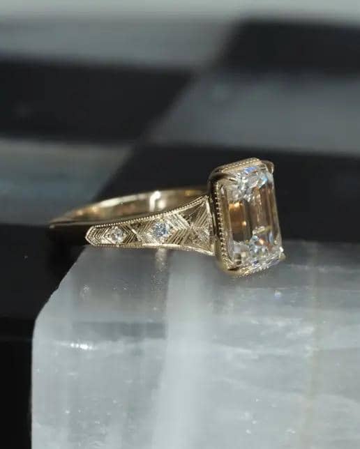 artifex-fine-engagement-ring.jpg, 1. Travis melamar Taylor Swift di taman bunga Missouri, 2. Desain cincin tunangan dilengkapi berlian potongan Old Mine Brilliant, 3. Travis Kelce terjun langsung dalam perancangan cincin tunangan, 4. Kisaran harga cincin tunangan Travis dan Taylor Swift, 5. Penampilan Travis dan Taylor Swift saat lamaran