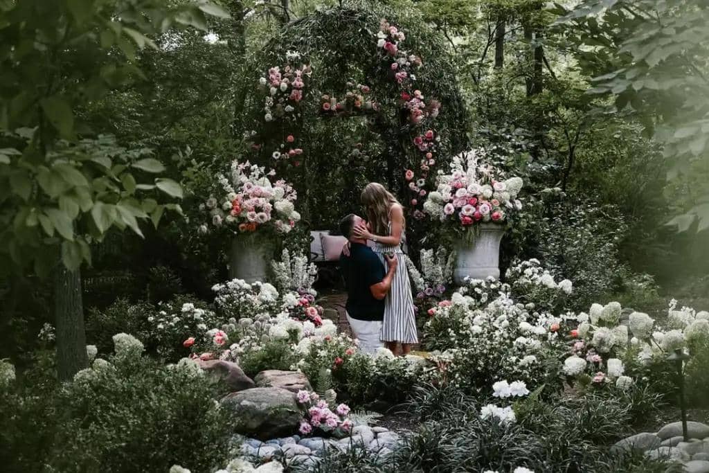 taylor-swift-travis-kelce-engagement-110107877_3610a7.jpg, 1. Travis melamar Taylor Swift di taman bunga Missouri, 2. Desain cincin tunangan dilengkapi berlian potongan Old Mine Brilliant, 3. Travis Kelce terjun langsung dalam perancangan cincin tunangan, 4. Kisaran harga cincin tunangan Travis dan Taylor Swift, 5. Penampilan Travis dan Taylor Swift saat lamaran