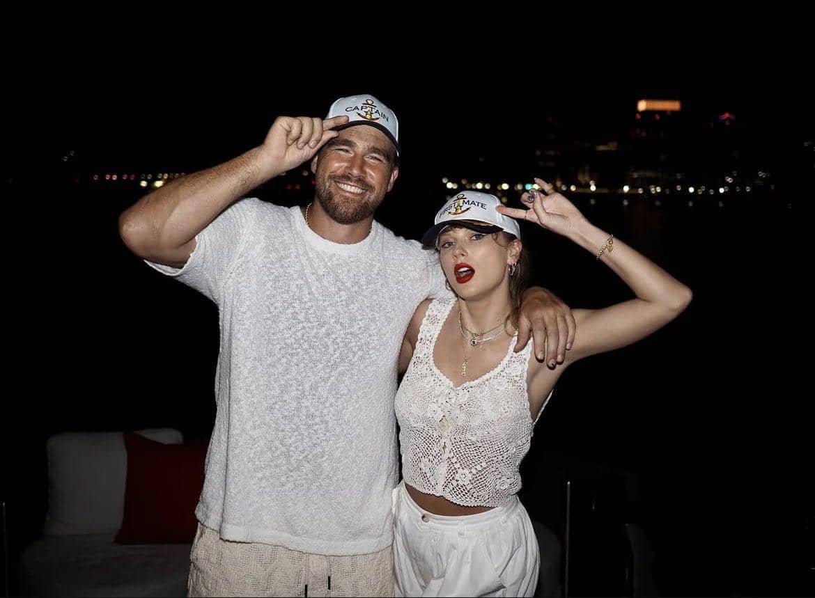 master_taylor_swift_dan_travis_kelce_bhSRi0CgmF.jpeg, 1. Serasi dengan pakaian crochet, 2. Gaya summer date night, 3. Kompak tampil edgy dengan nuansa monokrom, 4. Gaya santai serba putih, 5. Tampil manis saat lunch date
