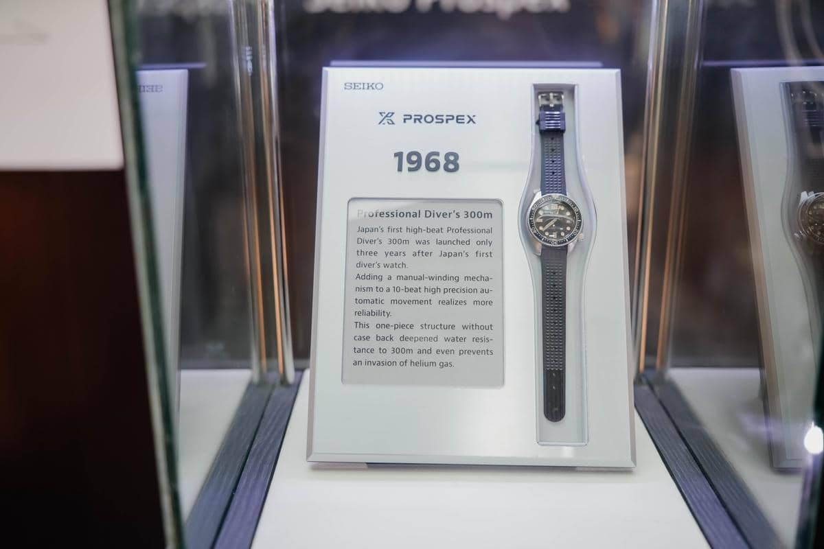 seiko (54 of 251).jpg, 1. Jam tangan selam yang ikonik, 2. Pameran yang menghadirkan sejarah Seiko Diver’s Watch, 3. Terdapat potret eksplorasi bawah laut hingga kawasan Arktik, 4. Pameran yang didominasi warna biru, 5. Hadir hingga 31 Agustus 2025