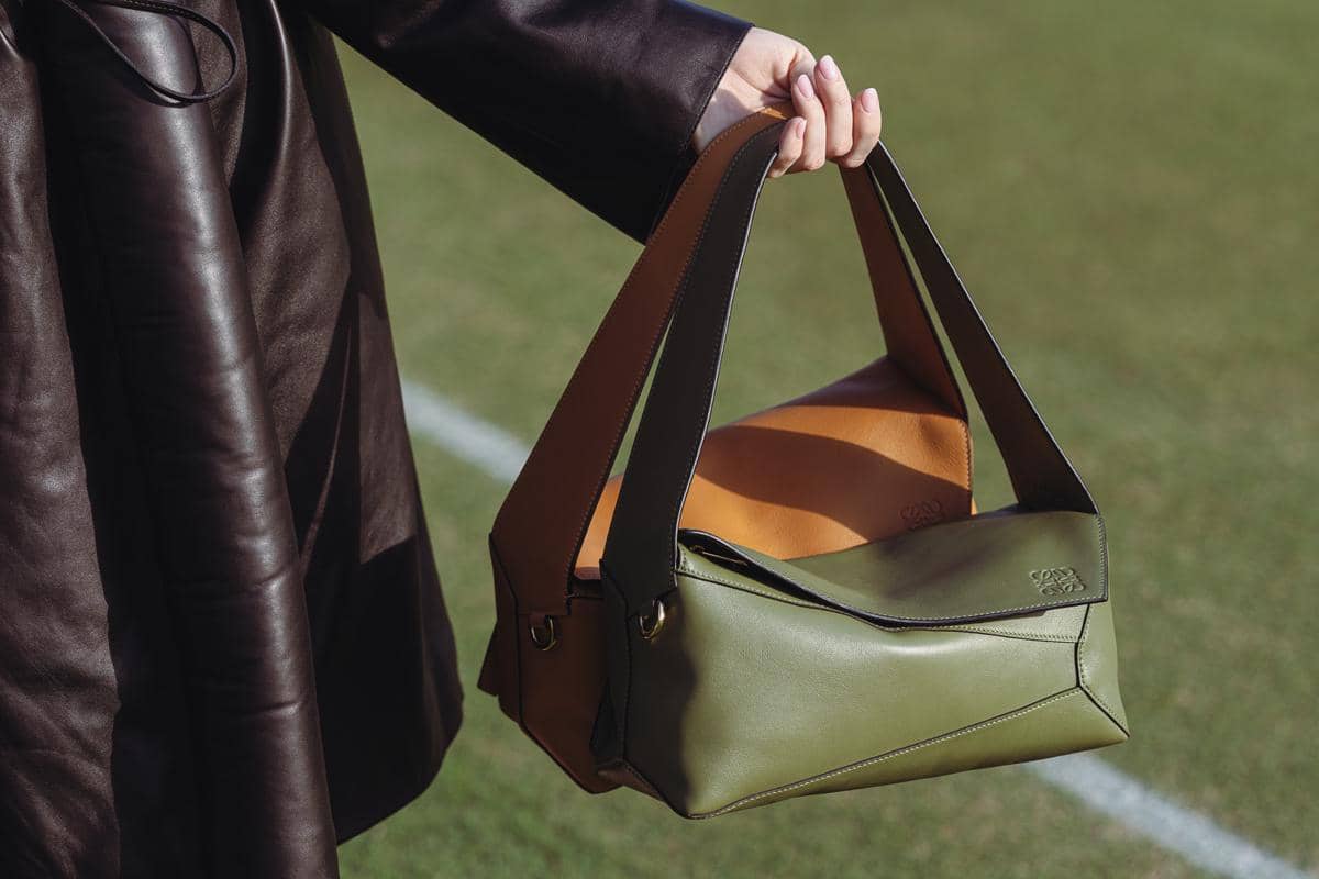 purseblog.com.jpg, 1. Cek bagian luar tas secara mendetail, 2. Periksa kualitas material yang digunakan, 3. Perhatikan bagian zipper pada tas, 4. Lihat seksama hardware pada tas, 5. Pastikan kerapian jahitan tas