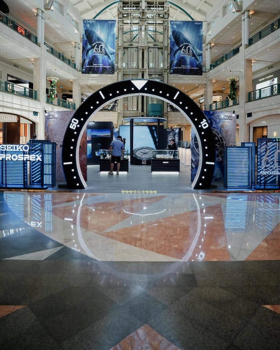 seiko (229 of 251).jpg, 1. Jam tangan selam yang ikonik, 2. Pameran yang menghadirkan sejarah Seiko Diver’s Watch, 3. Terdapat potret eksplorasi bawah laut hingga kawasan Arktik, 4. Pameran yang didominasi warna biru, 5. Hadir hingga 31 Agustus 2025
