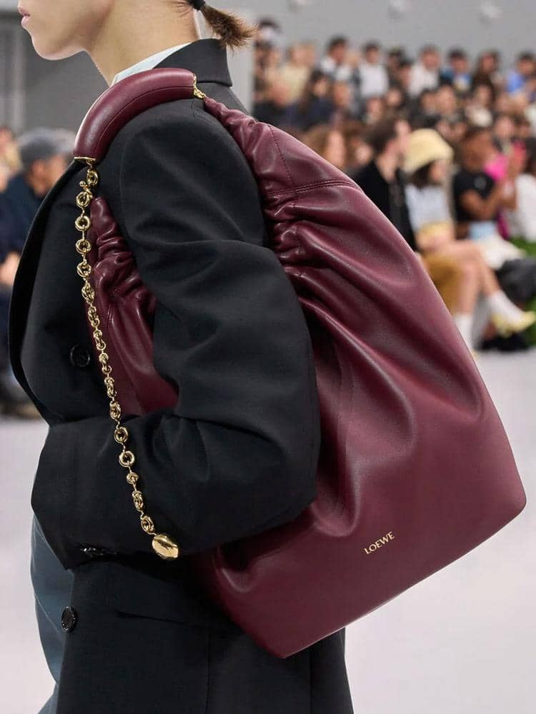 purseblog.com2.jpg, 1. Cek bagian luar tas secara mendetail, 2. Periksa kualitas material yang digunakan, 3. Perhatikan bagian zipper pada tas, 4. Lihat seksama hardware pada tas, 5. Pastikan kerapian jahitan tas
