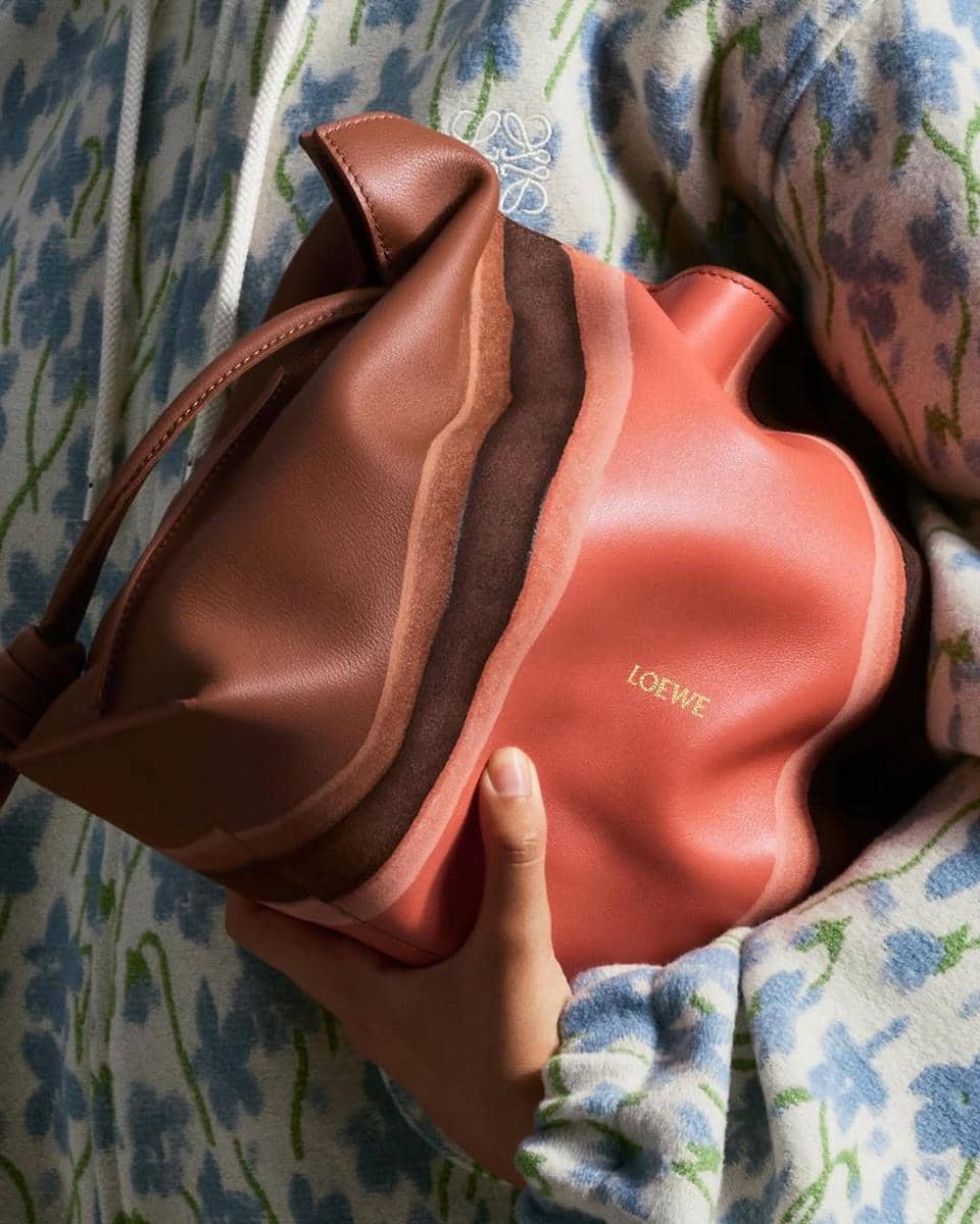 instagram.com:loewe.jpg, 1. Cek bagian luar tas secara mendetail, 2. Periksa kualitas material yang digunakan, 3. Perhatikan bagian zipper pada tas, 4. Lihat seksama hardware pada tas, 5. Pastikan kerapian jahitan tas