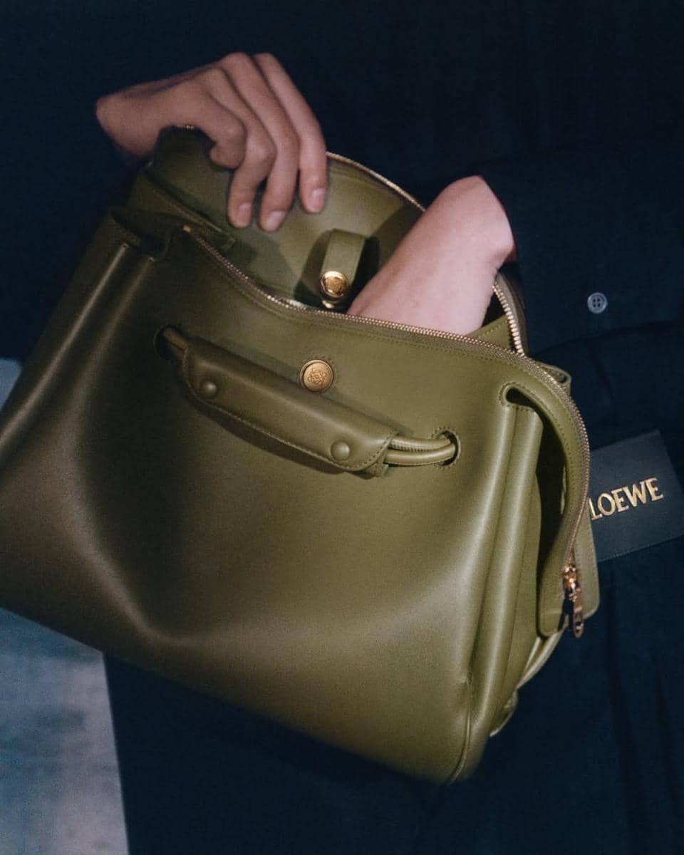 instagram.com:loewe2.jpg, 1. Cek bagian luar tas secara mendetail, 2. Periksa kualitas material yang digunakan, 3. Perhatikan bagian zipper pada tas, 4. Lihat seksama hardware pada tas, 5. Pastikan kerapian jahitan tas