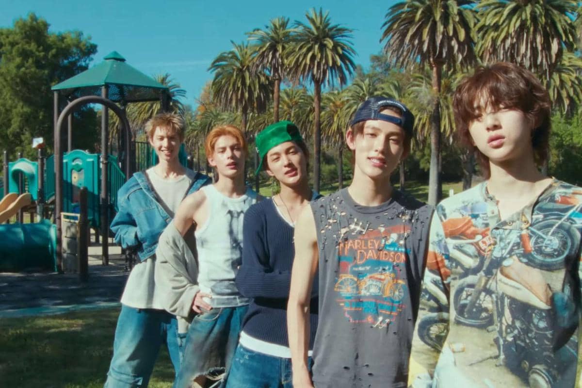 0kijthzqlhczekp.jpeg, 1. Tampil kece dengan gaya streetwear, 2. Ceria dengan outfit nuansa pastel, 3. Streetstyle yang berkarakter, 4. Gaya santai tapi nyentrik, 5. Gaya city boy dengan sentuhan grunge