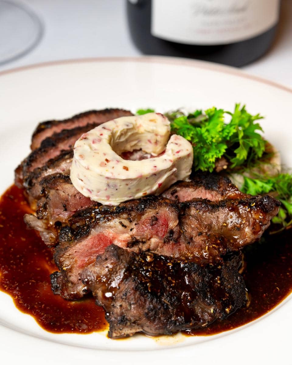 coach_nusantara[8].jpg, Rangkaian menu edisi terbatas, 1. The Nusantara Strip Steak – IDR449,000++, 2. Balinese Tuna Tartare – IDR149,000++, 3. Asinan Cremolata – IDR80,000++, Kolaborasi istimewa bersama Iwak Arumery dan Nespresso, Koktail Signature bersama Iwak Arumery: Perpaduan Spirit Nusantara dan Jiwa New York, Kreasi kopi tanpa alkohol bersama Nespresso: cita rasa Nusantara dalam satu cangkir