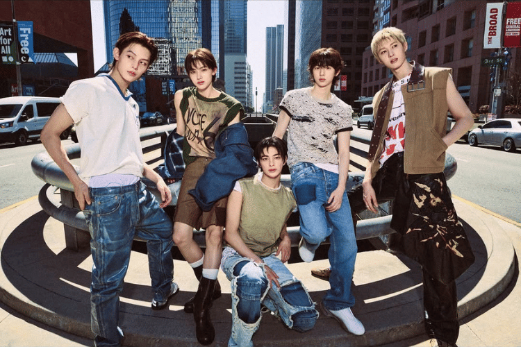Untitled design.png, 1. Tampil kece dengan gaya streetwear, 2. Ceria dengan outfit nuansa pastel, 3. Streetstyle yang berkarakter, 4. Gaya santai tapi nyentrik, 5. Gaya city boy dengan sentuhan grunge