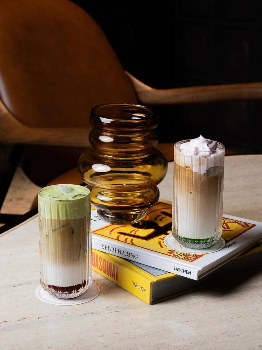 Nespresso.jpg, Rangkaian menu edisi terbatas, 1. The Nusantara Strip Steak – IDR449,000++, 2. Balinese Tuna Tartare – IDR149,000++, 3. Asinan Cremolata – IDR80,000++, Kolaborasi istimewa bersama Iwak Arumery dan Nespresso, Koktail Signature bersama Iwak Arumery: Perpaduan Spirit Nusantara dan Jiwa New York, Kreasi kopi tanpa alkohol bersama Nespresso: cita rasa Nusantara dalam satu cangkir