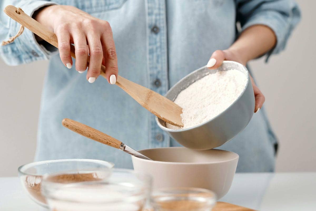 ilustrasi baking di rumah, 1. Bahan-bahan butter rice cake , 2. Cara membuat butter rice cake , 3. Tips dan trik agar butter rice cake tidak bantat , 4. Menyimpan butter rice cake agar tahan lama , 5. Kapan waktu tepat menyantap butter rice cake? 